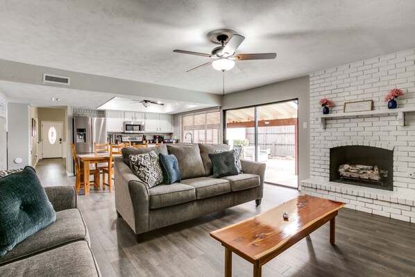 Televisión y chimenea 