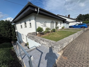Property grounds - 130 sqm apartment with garden and parking space (Riegelsberg)