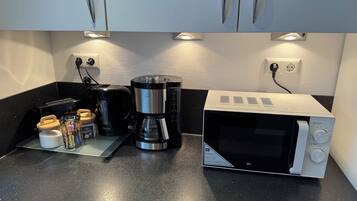 Een koelkast, een microgolfoven, een oven, een kookplaat