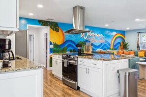 ثلاجة، ميكروويف، فرن، موقد طهي مسطح