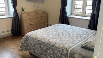 2 bedrooms, travel crib, free WiFi, bed sheets