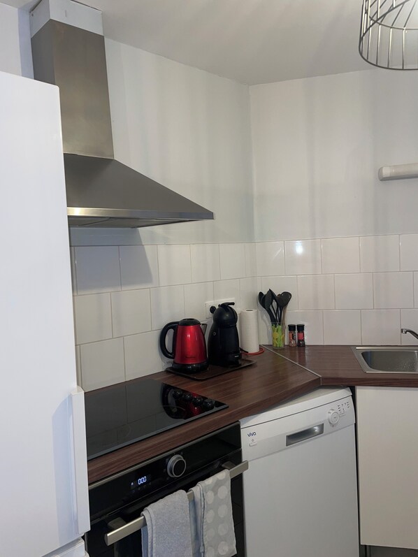 Réfrigérateur, four à micro-ondes, un four, surface de cuisson