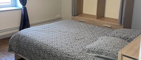 2 bedrooms, travel crib, free WiFi, bed sheets