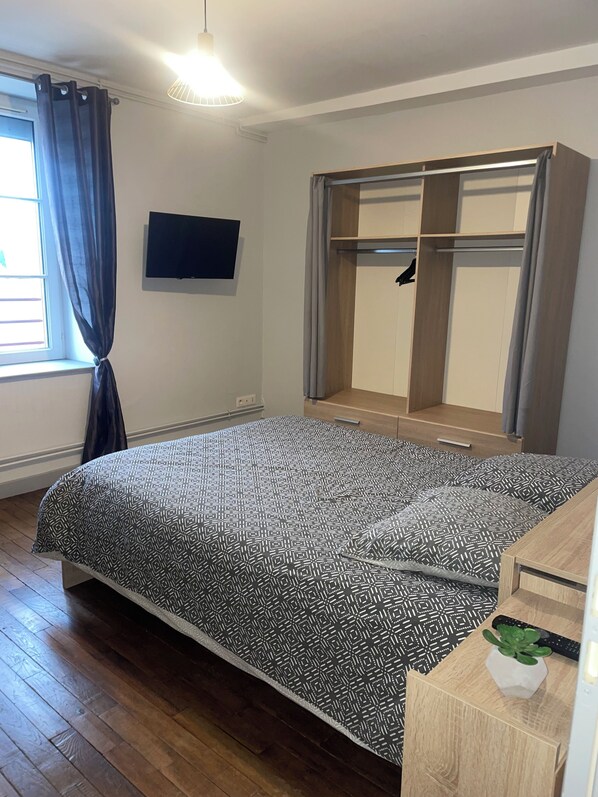 2 bedrooms, travel crib, free WiFi, bed sheets