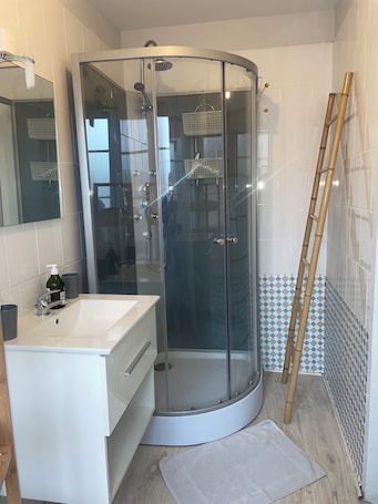 Shower, hair dryer, towels, toilet paper. Apartment T3 La Résidence Du Canal de Bourgogne, Montbard 21500