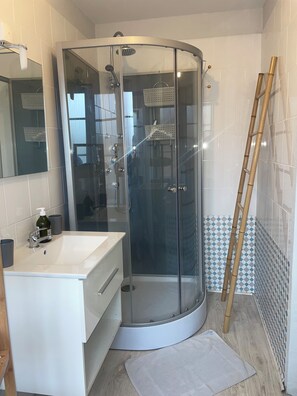 Douche, séchoir à cheveux, serviettes fournies, papier de toilette