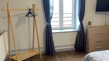 2 bedrooms, travel crib, free WiFi, bed sheets