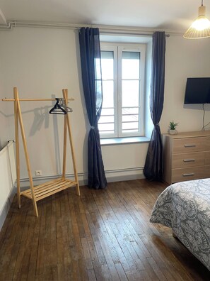 2 bedrooms, travel crib, free WiFi, bed sheets