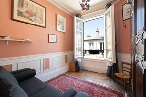 Tv, eldstad, dvd-spelare och böcker