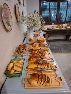 Free daily buffet breakfast  - Pousada Casa de Vó (Diamantina)
