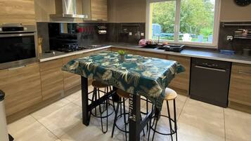 KĂŒhlschrank, Mikrowelle, Ofen, GeschirrspĂŒler