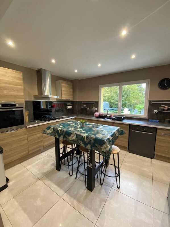 Fridge, microwave, oven, dishwasher - Large villa in a quiet area, near the 24-hour race track, La Flèche Zoo, garden, and parking spaces (Voivres-lès-le-Mans)