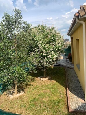 Property grounds - Large villa in a quiet area, near the 24-hour race track, La Flèche Zoo, garden, and parking spaces (Voivres-lès-le-Mans)