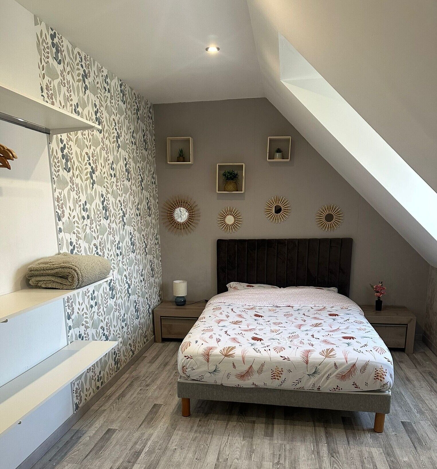 4 slaapkamers, een bureau, een strijkplank/strijkijzer, reisbedje