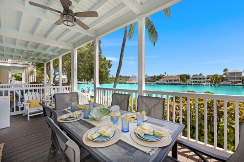 Waterfront! 4 Bed/3 BA Townhome, 32FTDock, Cabana Club, Paddleboard, Beach Gear!