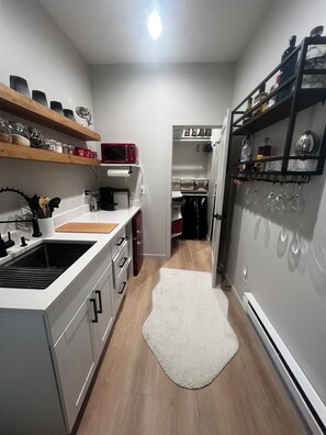 Frigorifero, microonde, lavastoviglie, macchina per tè/caffè