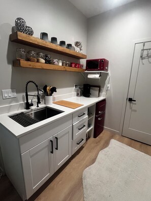 Kylskåp, mikrovågsugn, diskmaskin och kaffe- och tebryggare