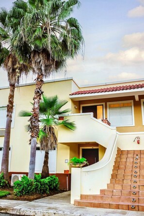 Exterior - Soothing 3-bedroom apartment with AC in Humacao (Humacao)