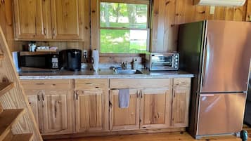 Kühlschrank, Mikrowelle, Wasserkocher mit Kaffee-/Teezubehör, Toaster