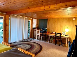 4 bedrooms, desk, iron/ironing board, free WiFi