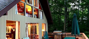 Lakefront Traditional 4-bedroom cottage in Frye Island