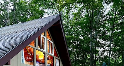 Lakefront Traditional 4-bedroom cottage in Frye Island