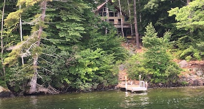 Lakefront Traditional 4-bedroom cottage in Frye Island
