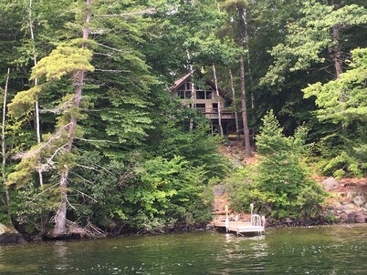 Lakefront Traditional 4-bedroom cottage in Frye Island