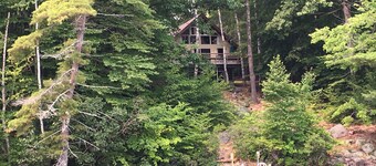 Lakefront Traditional 4-bedroom cottage in Frye Island