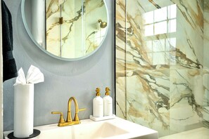 Bruser, hårtørrer, håndklæder, Sæbe