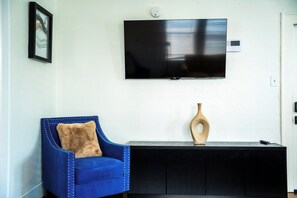 Interior - Designer 1BR In Montrose- Luxe Amenities- Prime Location (Houston)