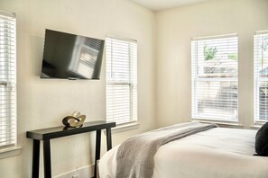 1 dormitorio, tabla de planchar con plancha, wifi y ropa de cama