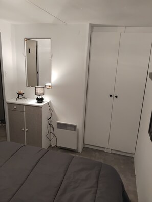 2 Schlafzimmer, Bügeleisen/Bügelbrett