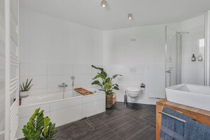 Haartrockner, Handtücher, Seife, Shampoo
