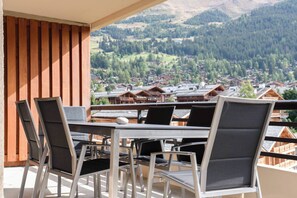 Outdoor dining - Charming 4* Superior apartment with parking and shops nearby (Verbier)