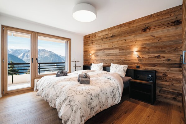 3 bedrooms, internet, bed sheets, wheelchair access