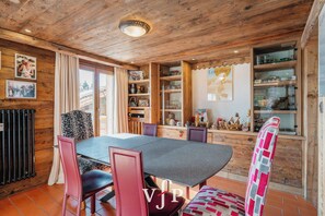 Dining - Bright renovated half-chalet – Brunet district, VerbierThis charming renovated half-chalet, located (Verbier)