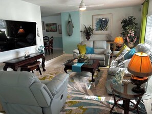 TV connectée, baby-foot, table de tennis de table, livres