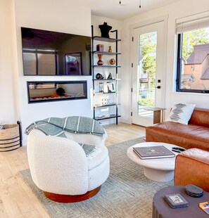 Smart-TV, Kamin, Arbeitsbereiche, Computerbildschirme