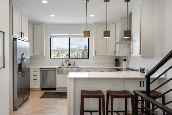 Fridge, microwave, oven, stovetop - Mountain Chalet 851 I Great Views I Car Charger I Discounted Attractions (Fraser)