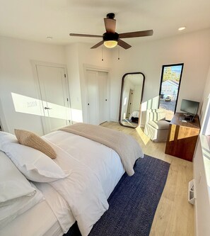 3 bedrooms, desk, iron/ironing board, travel crib