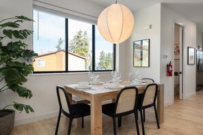 Dining - Mountain Chalet 851 I Great Views I Car Charger I Discounted Attractions (Fraser)