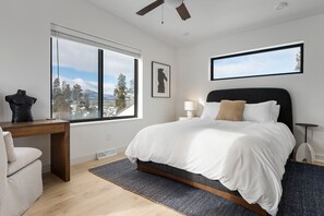 3 soverom, skrivebord, strykejern/-brett og reiseseng for barn