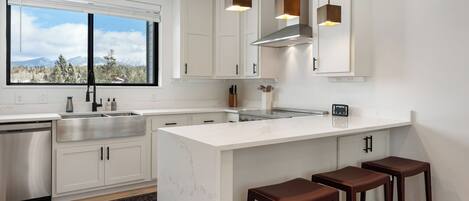 ثلاجة، ميكروويف، فرن، موقد طهي مسطح