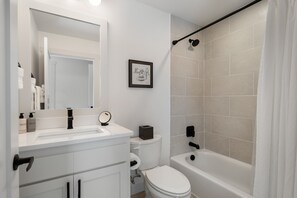 Shower, hair dryer, towels - Mountain Chalet 851 I Great Views I Car Charger I Discounted Attractions (Fraser)