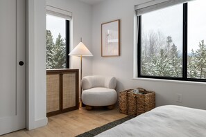 3 bedrooms, desk, iron/ironing board, travel crib