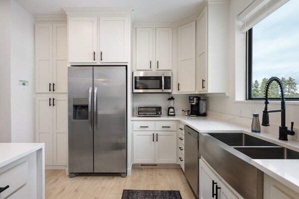 Kjøleskap, mikrobølgeovn, ovn og kokeplater