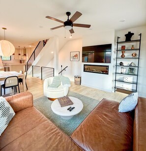 تلفزيون ذكي، مدفأة، مكتب، شاشة كمبيوتر