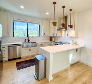 ثلاجة، ميكروويف، فرن، موقد طهي مسطح