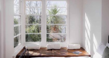 Tamar River Views & Mid-Century Vibes